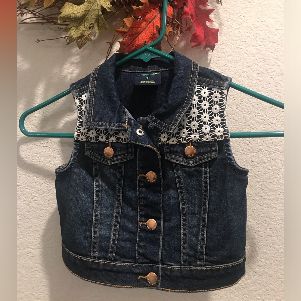 Very cute vest. No call outs